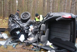 Под Гомелем при лобовом столкновении легковых автомобилей погибли двое (фото)