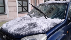 В Минске снег повредил авто, припаркованное в 2 метрах от здания (фото)